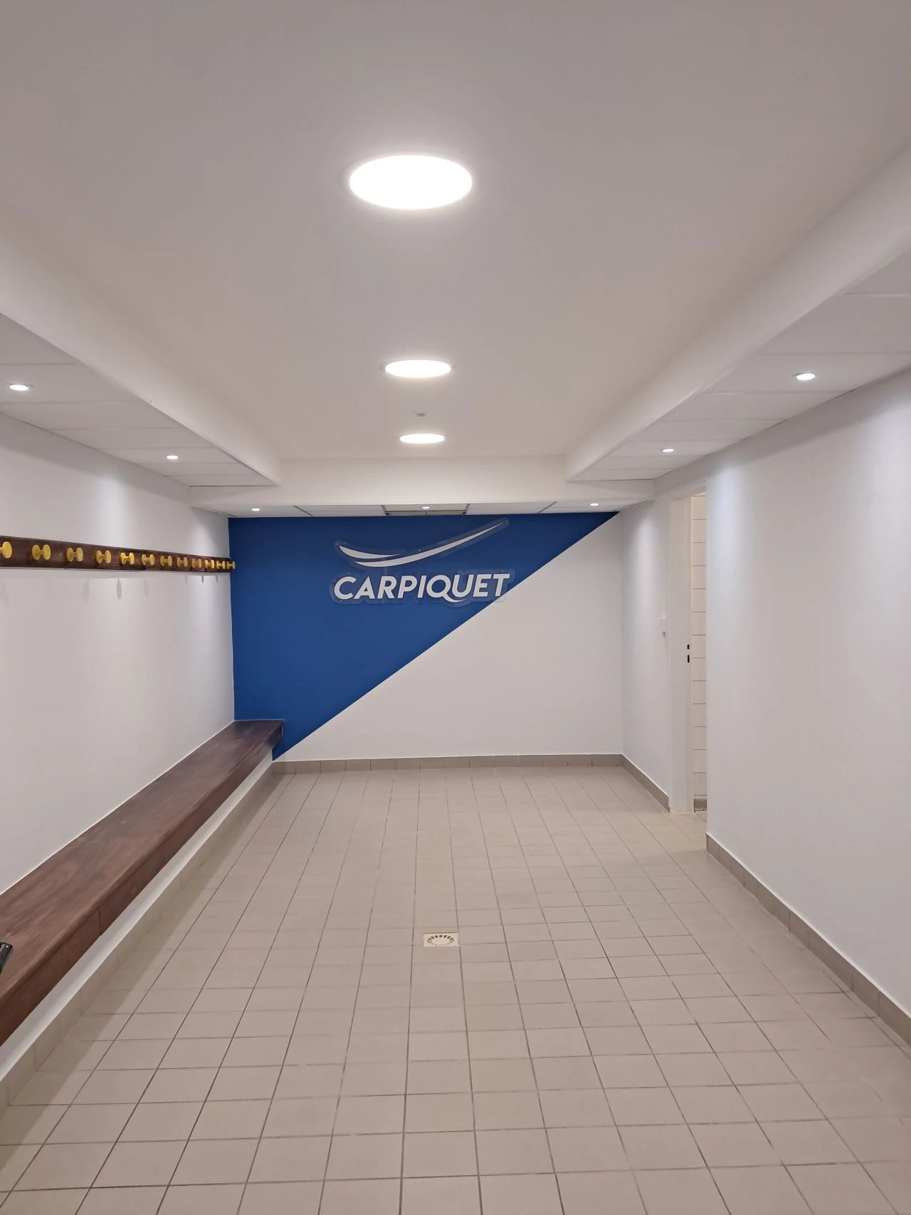 Vestiaires Carpiquet après rénovation — éclairage LED installé