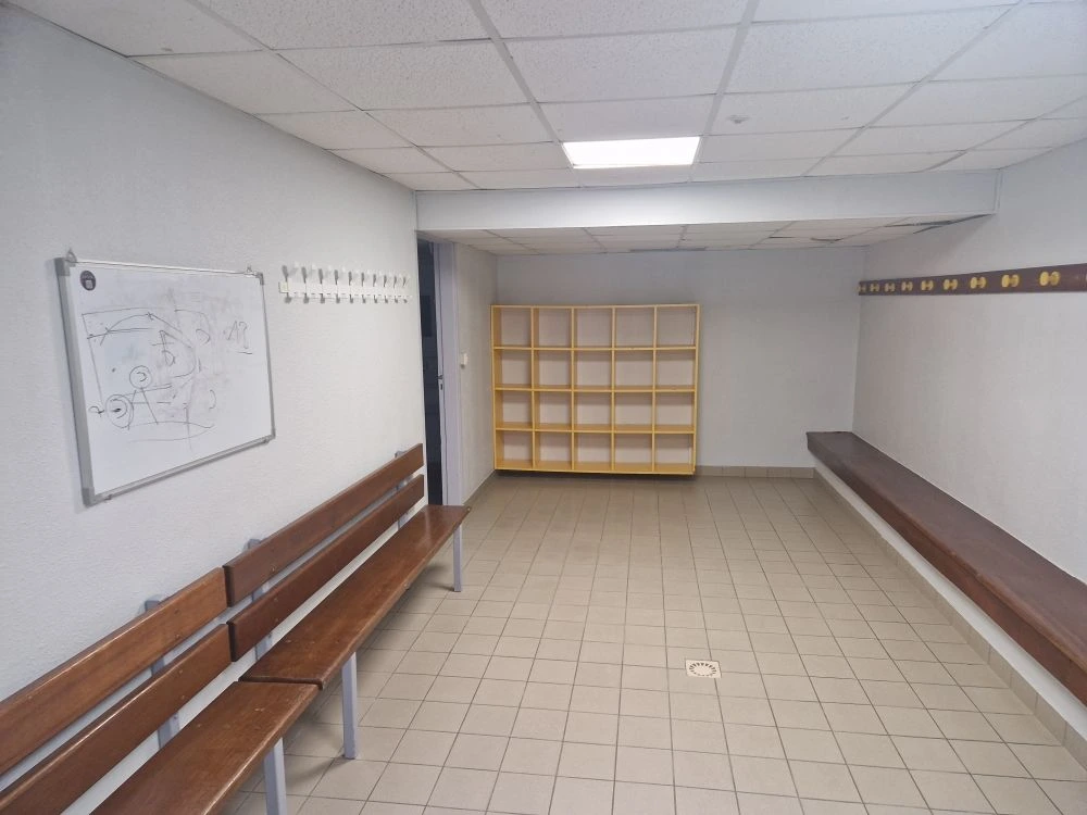 Vestiaires gymnase Carpiquet — état de l'éclairage avant rénovation