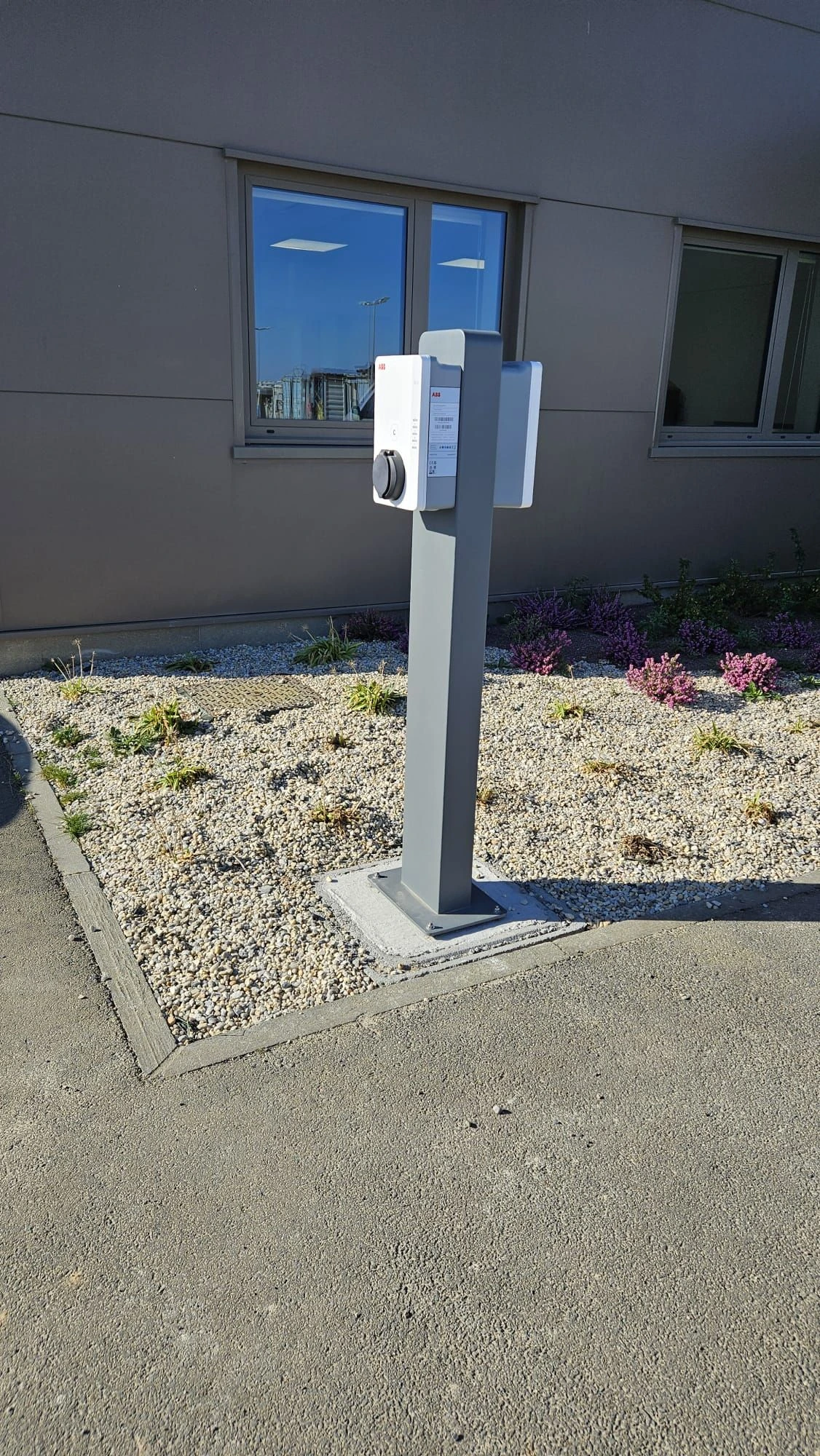 Borne IRVE ABB installée sur support double — Floro TP Bretteville-sur-Laize