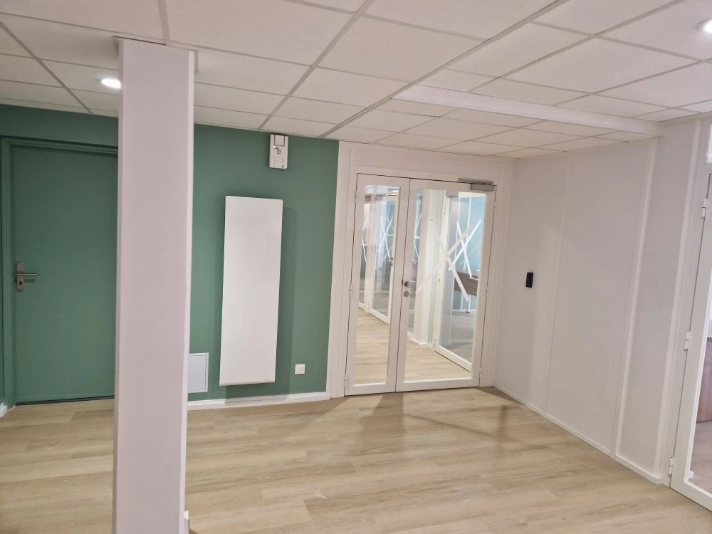 Circulation avec porte coupe-feu et radiateur — CAF Caen