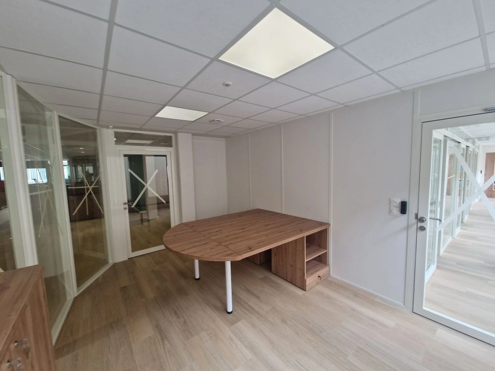 Bureau individuel livré, table demi-lune — CAF Caen