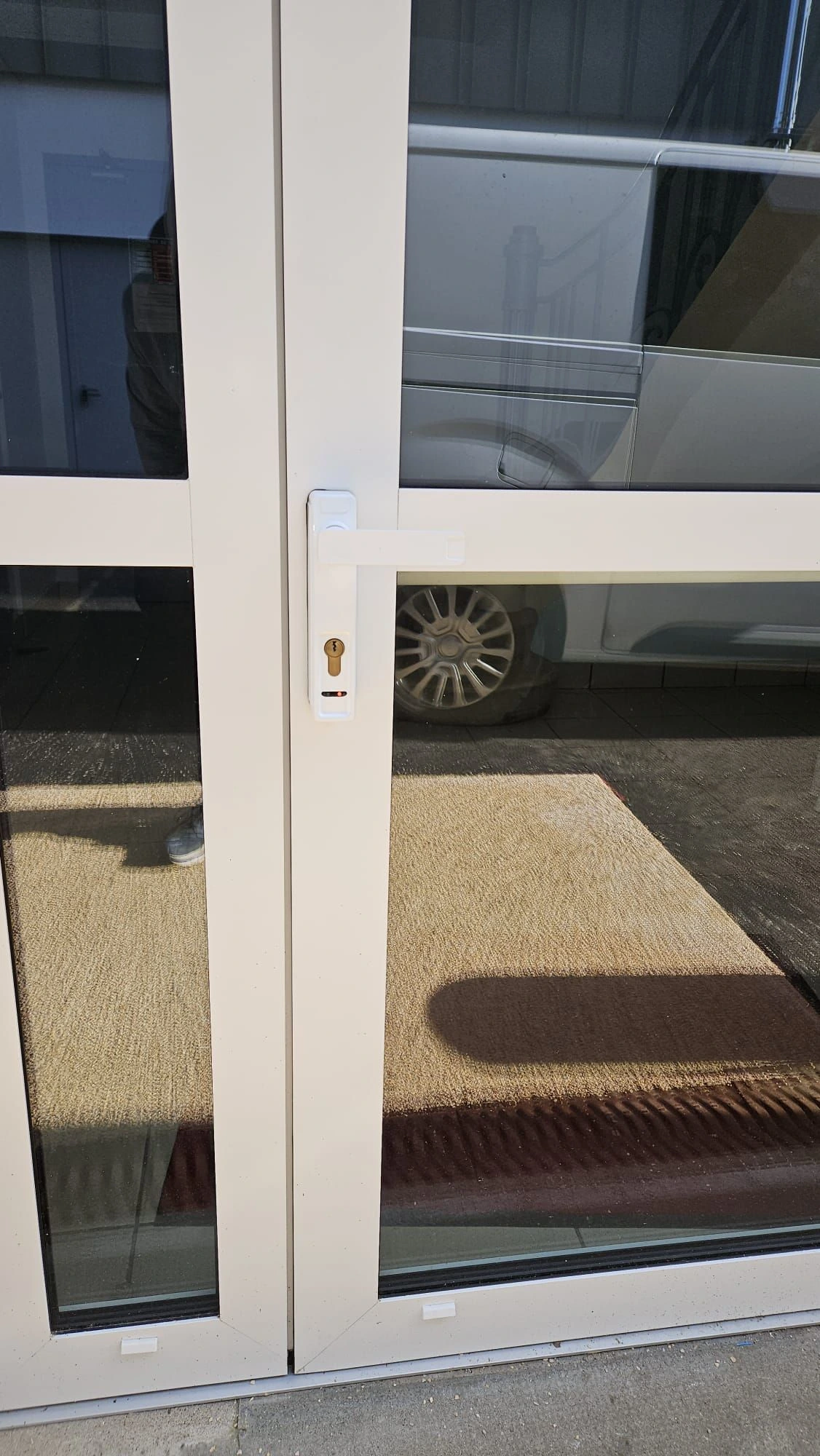 Béquille électronique Iseo installée sur une porte du lycée à Domfront