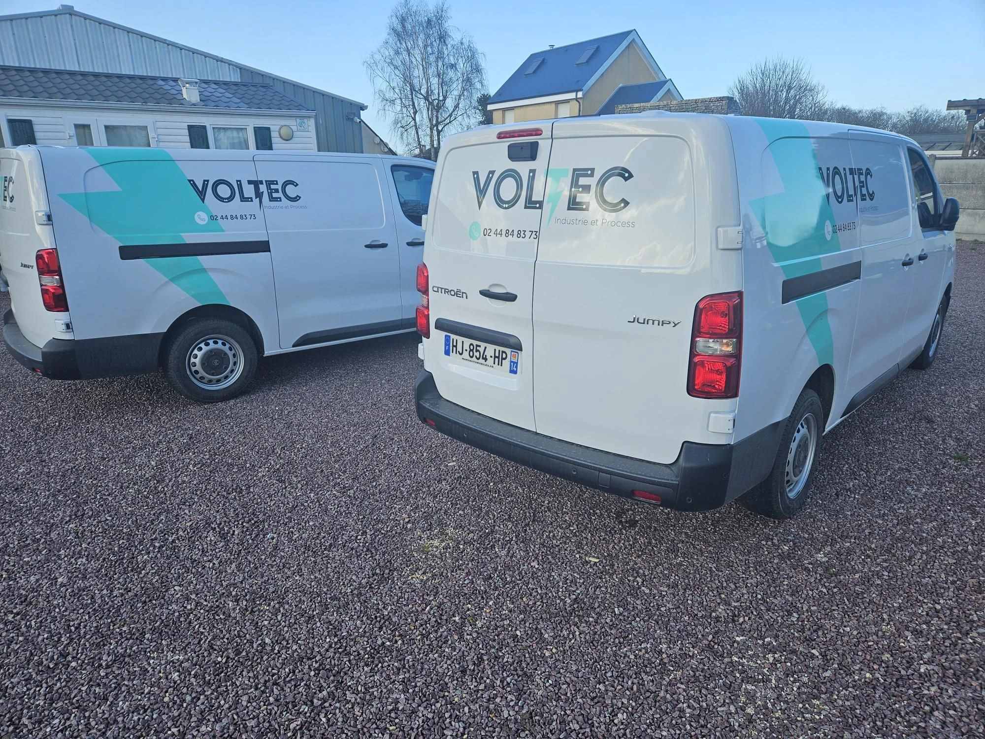 Véhicule Voltec Industrie et Process vu de profil, floqué du logo de l'entreprise