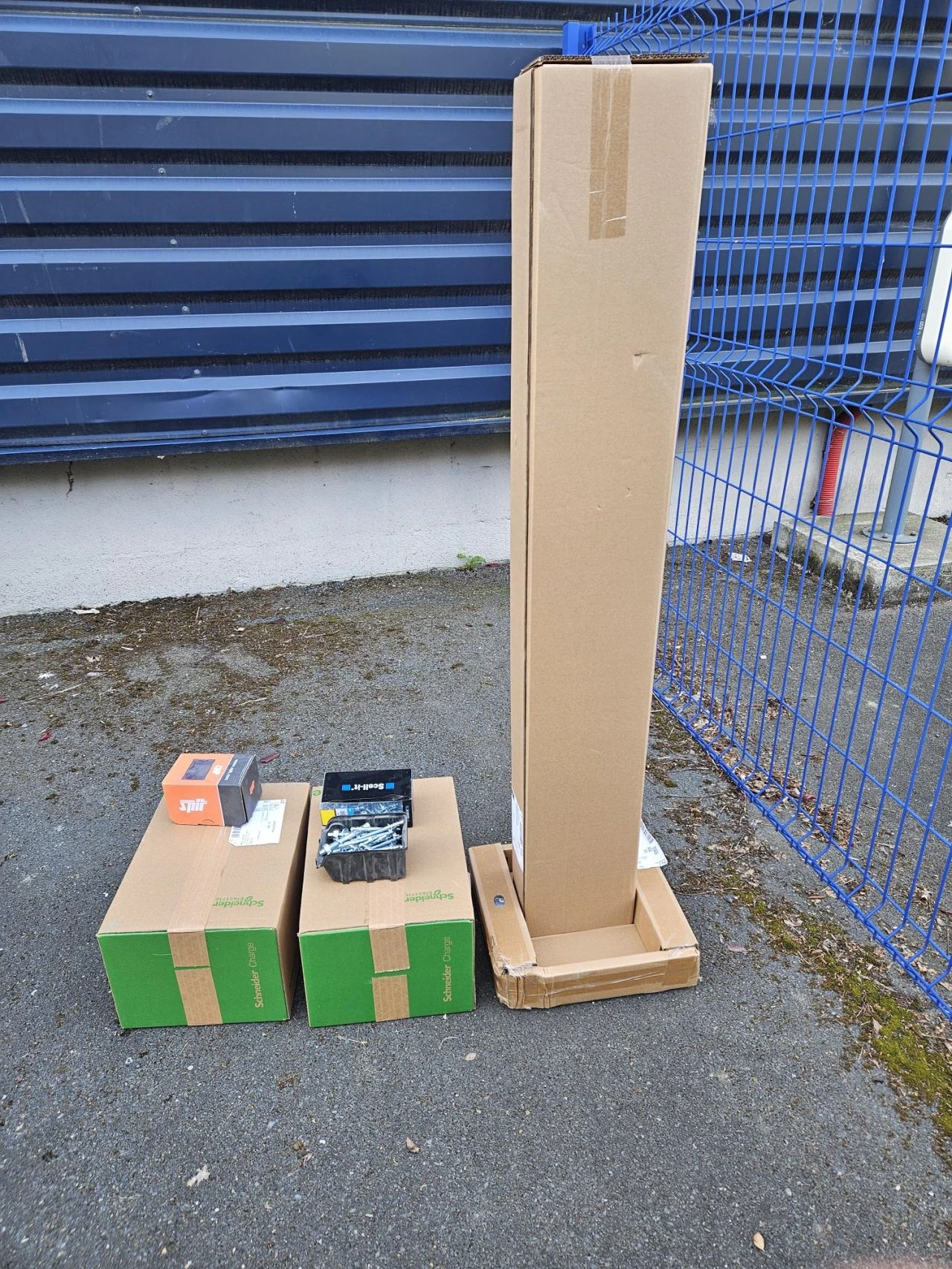 Matériel livré pour l'installation : colonne, boîtes Schneider Electric et visserie