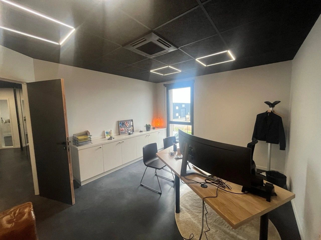 Bureau individuel livré — luminaires LED linéaires Bretteville-sur-Odon