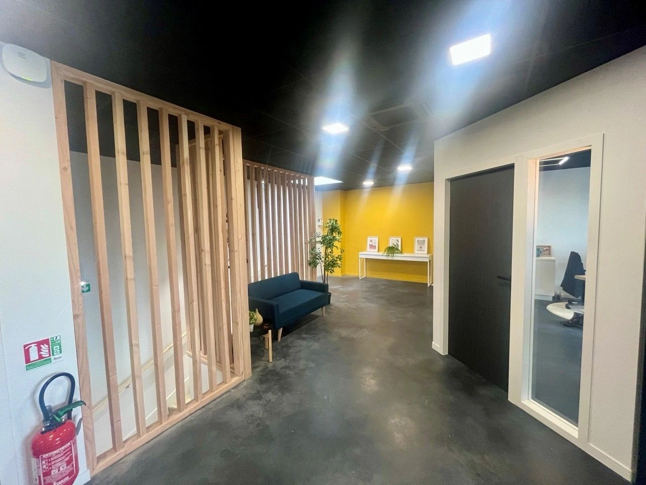 Couloir accueil livré — spots LED encastrés et BAES Bretteville-sur-Odon