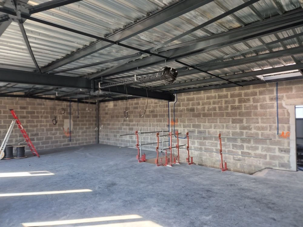 Chantier brut RDC — tirage de câbles bureaux Bretteville-sur-Odon