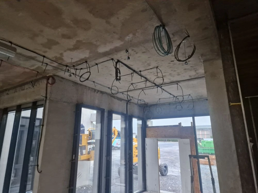 Attentes courants faibles préparées en angle de plafond — Potigny