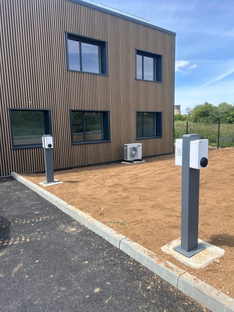 Bornes IRVE installées en extérieur — bâtiment SCI AKO Colombelles