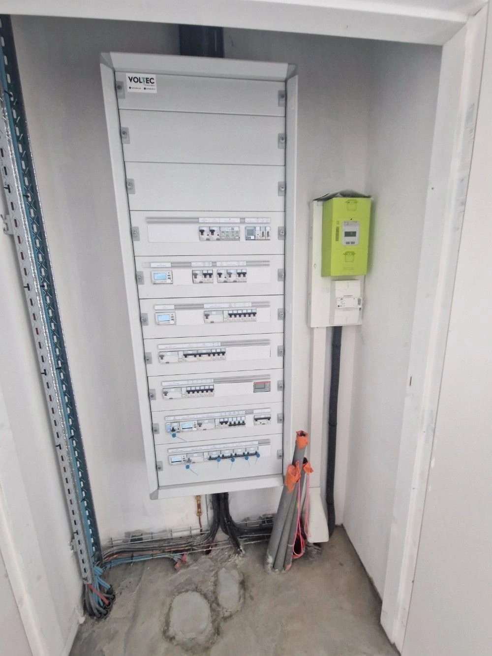 Tableau électrique général Voltec et compteur — bâtiment SCI AKO Colombelles