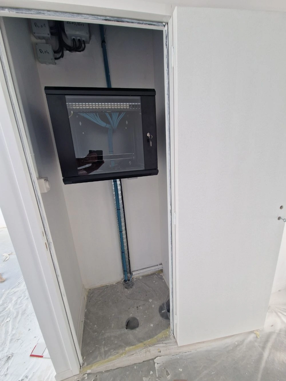Baie de brassage VDI installée — bâtiment SCI AKO Colombelles