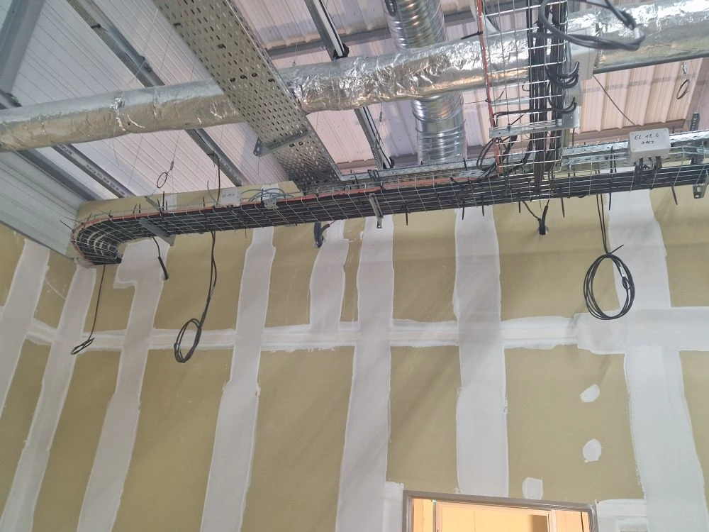 Tableau électrique installé dans le local technique — salle EVA Brest