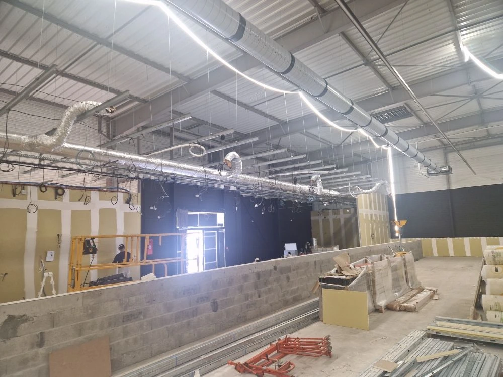 Installation électrique salle de loisirs Brest — réseaux techniques en plafond de la salle EVA