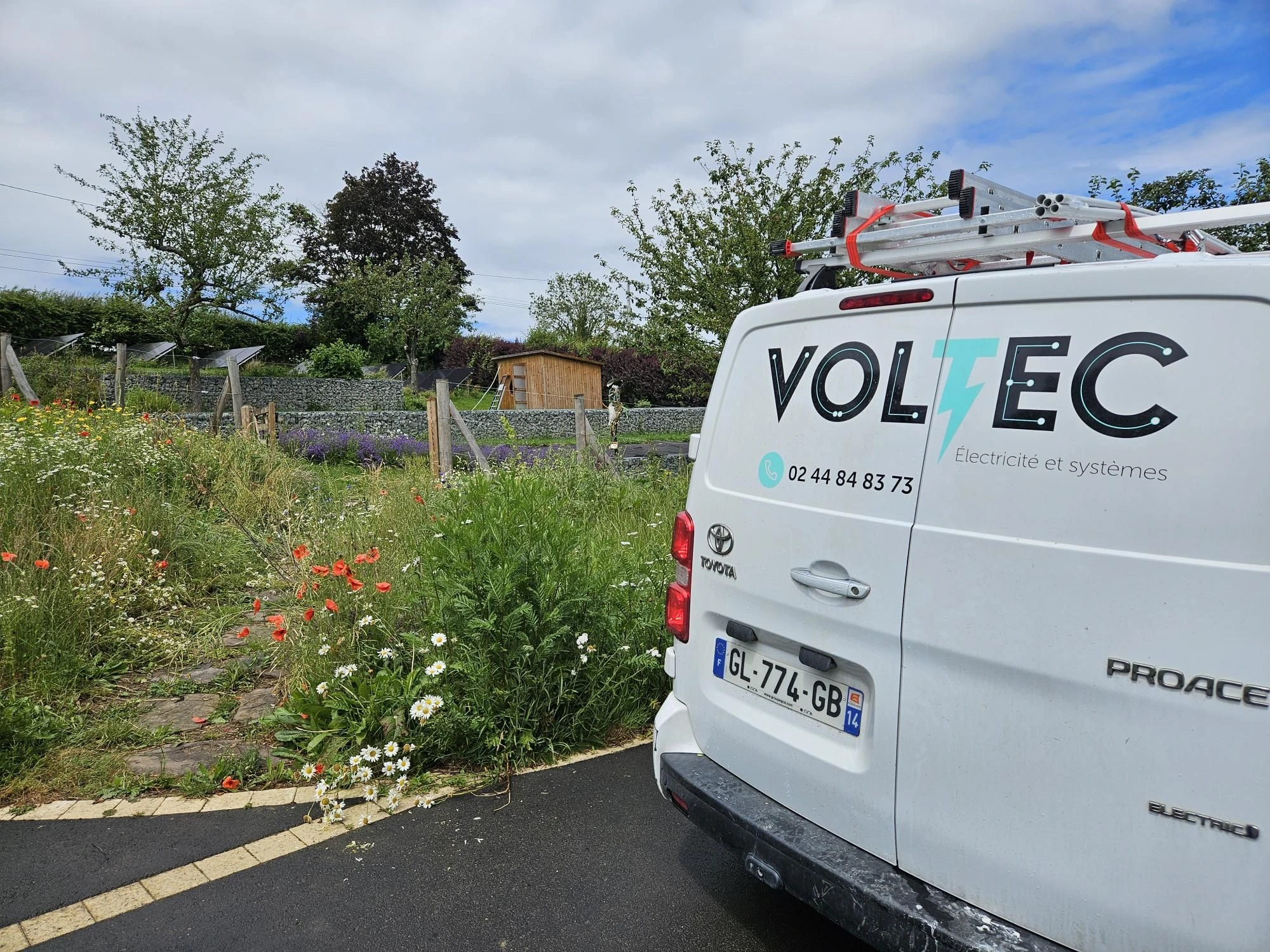 Véhicule Voltec Industrie et Process sur le site du chantier de raccordement photovoltaïque dans le Calvados