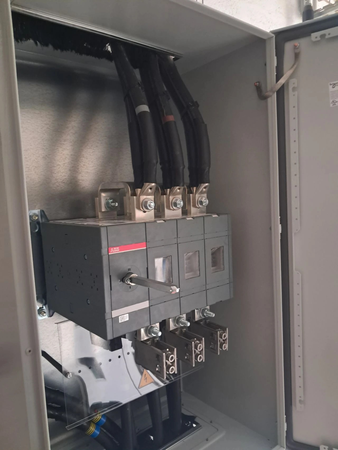 Inverseur de source EHPAD Calvados — nouvel inverseur ABB installé par Voltec ES
