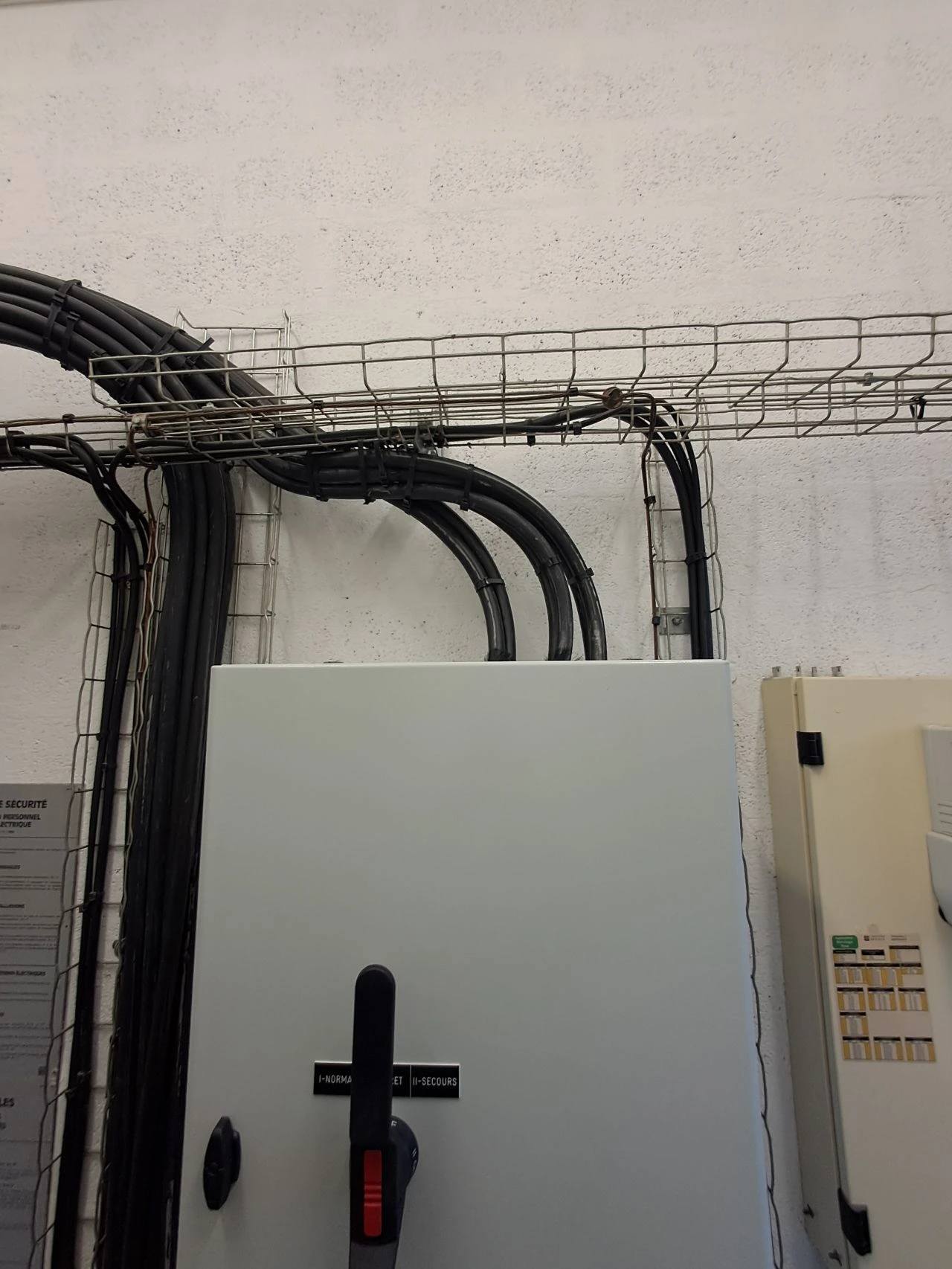 Commutateur Normal / Secours installé sur le nouveau coffret électrique