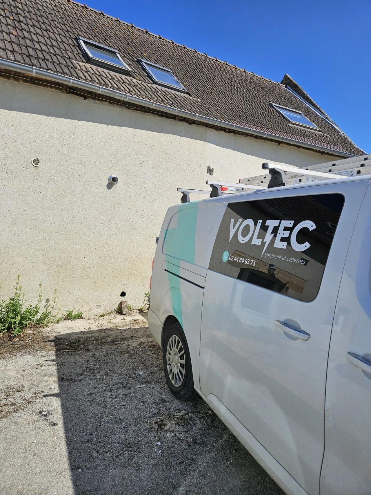Véhicule Voltec devant la façade du cabinet d'infirmière à Grentheville