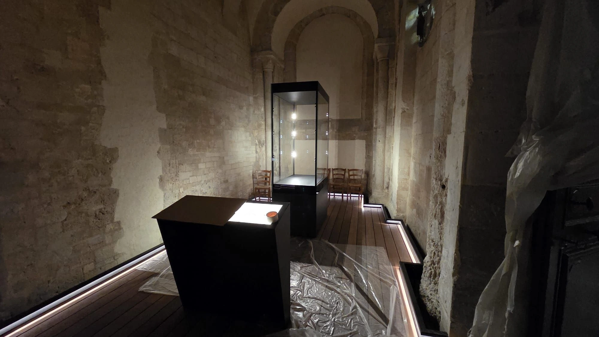 Vitrine de protection installée dans l'église Saint-Taurin d'Évreux