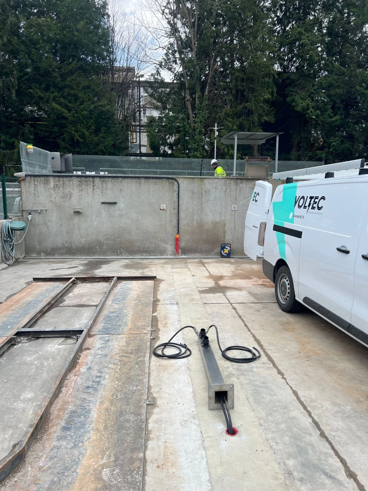 Vue d'ensemble du chantier industriel à Creully avec véhicule Voltec Industrie et Process