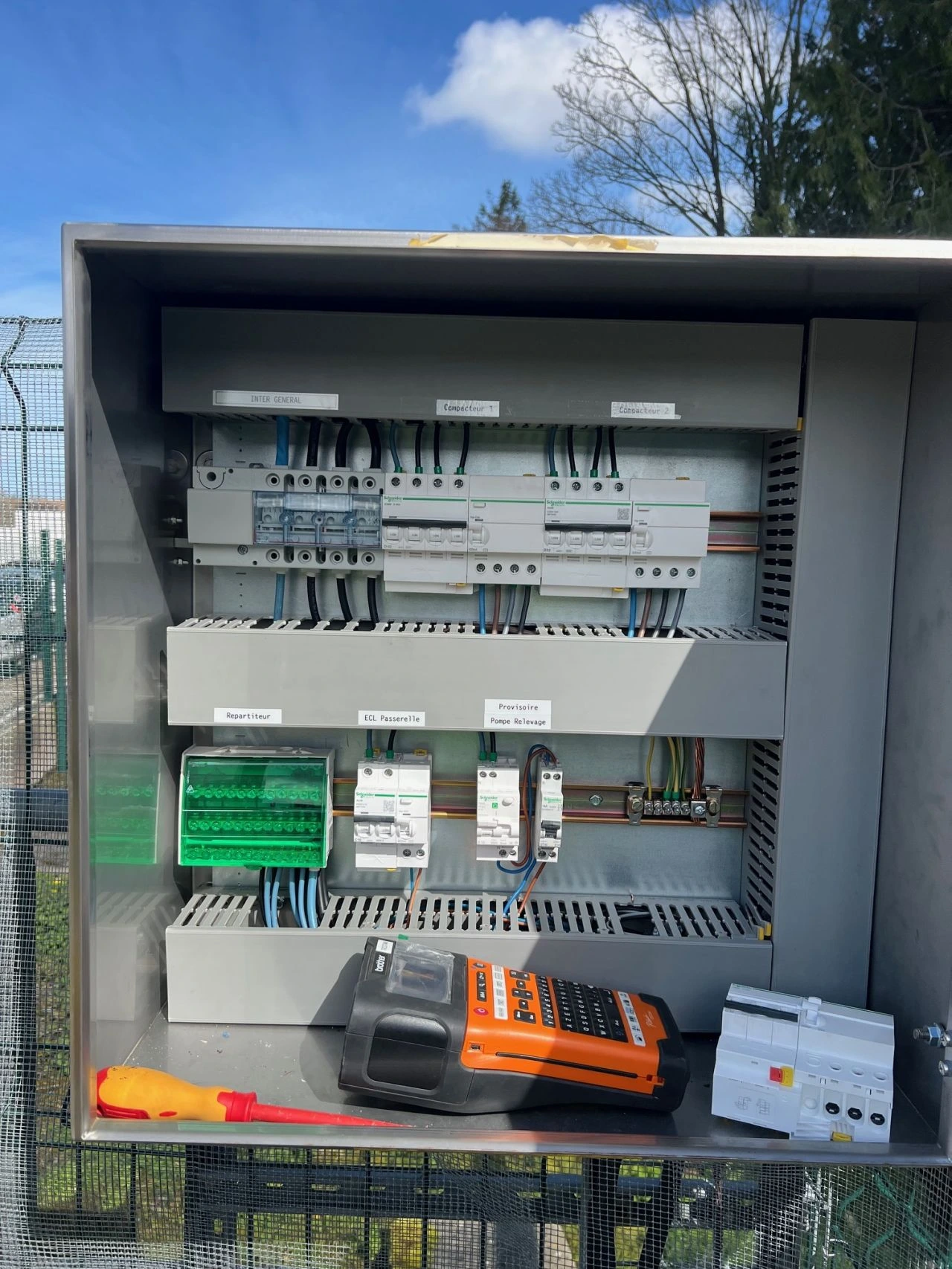 Armoire électrique industrielle ouverte, câblage et disjoncteurs, chantier Voltec Industrie et Process à Creully