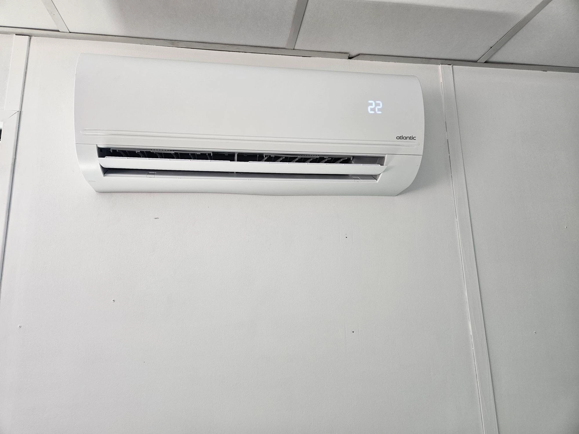 Unité intérieure de climatisation réversible en fonctionnement affichant 22 degrés