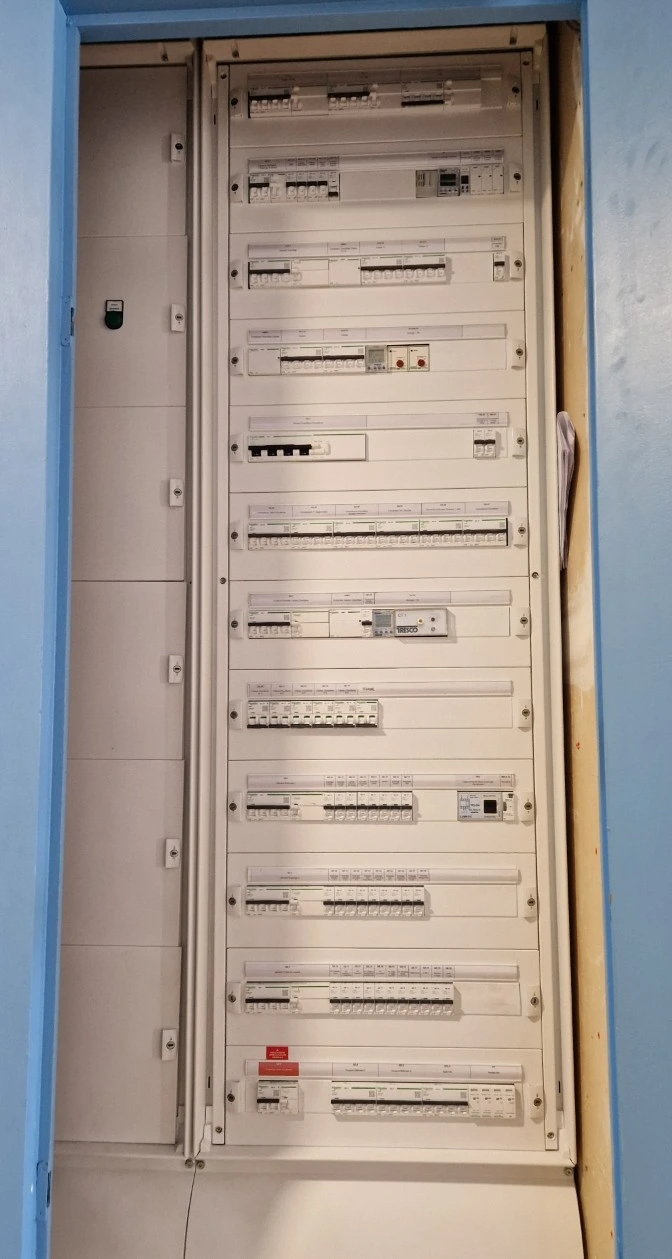 Installation électrique tertiaire Caen – tableau TGBT Voltec Énergie Calvados