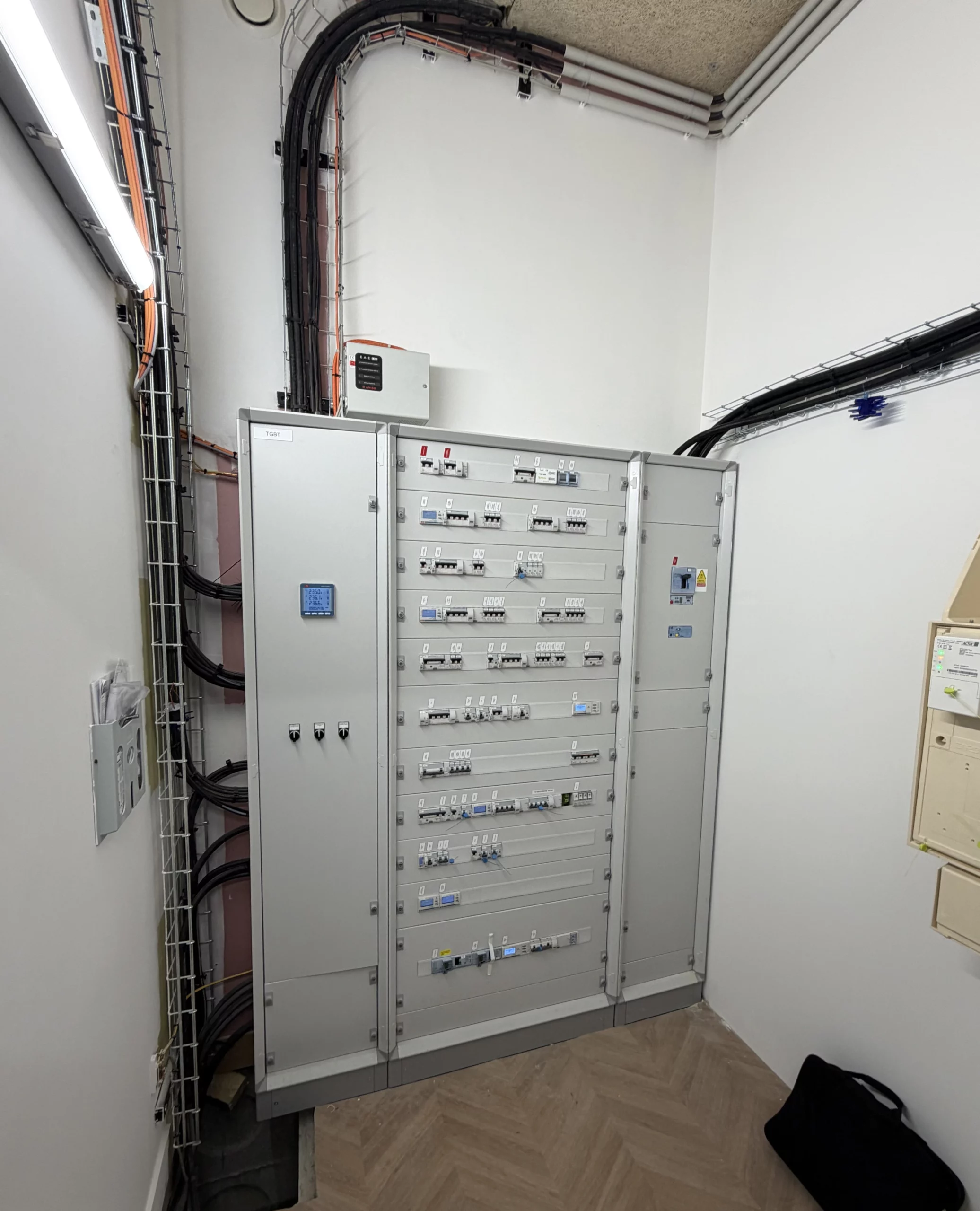 Chantier installation électrique tertiaire Normandie – Voltec Électricité & Systèmes