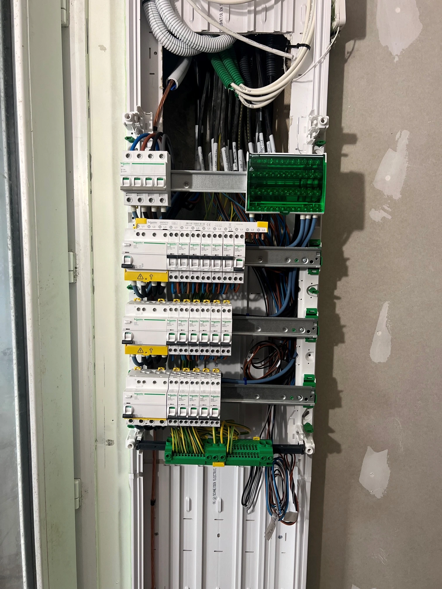 Tableau électrique et répartiteur communication – rénovation électrique Hermanville