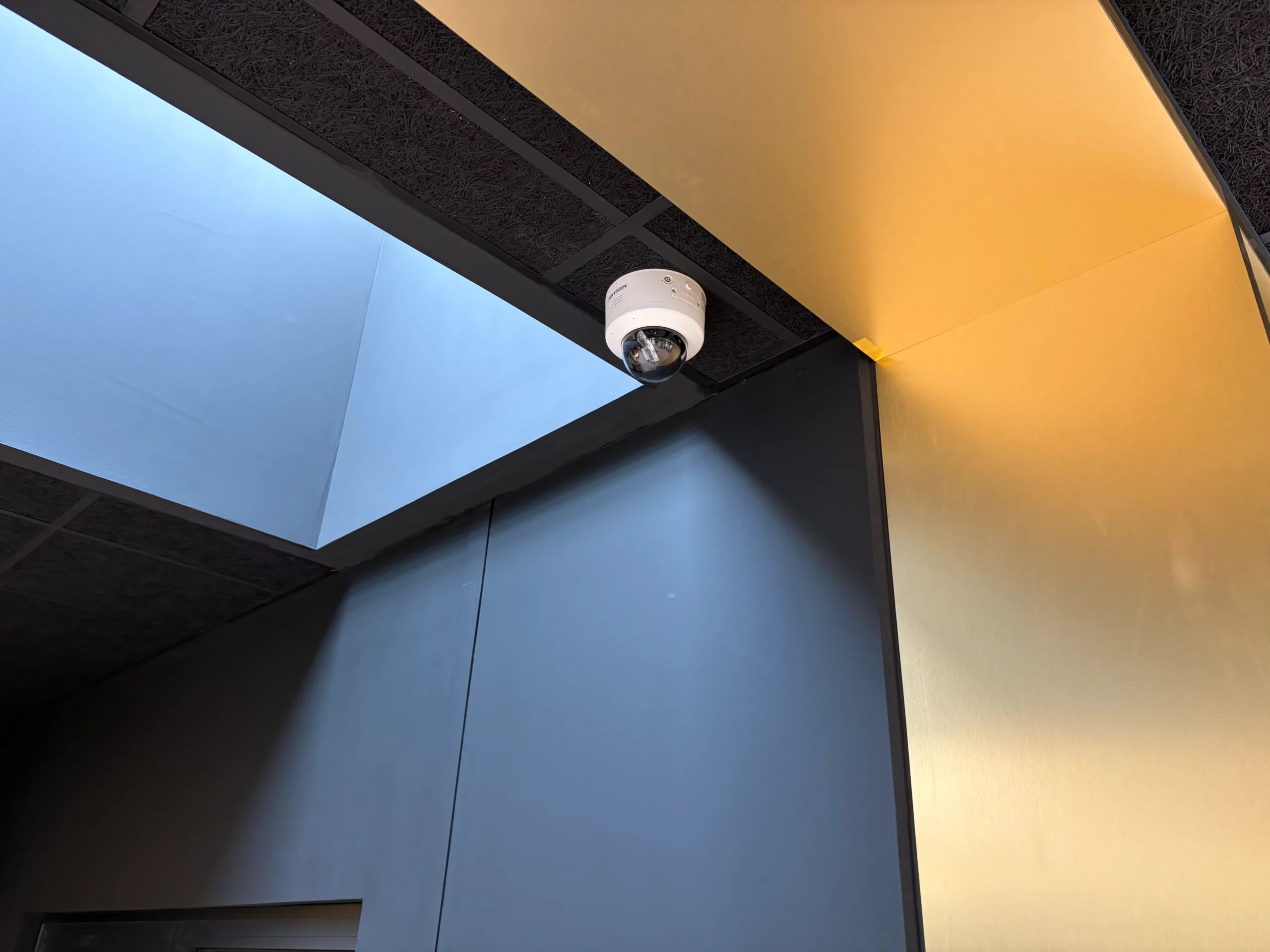 Vidéosurveillance entreprise Calvados – Voltec Électricité & Systèmes en intervention